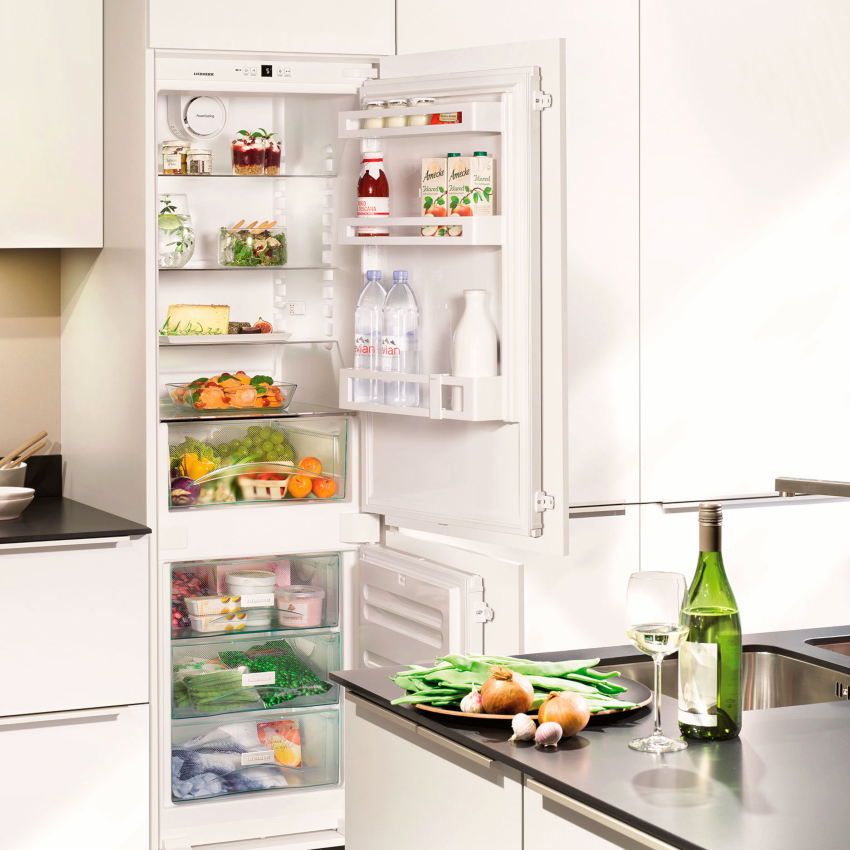 Узкий встраиваемый холодильник фото в интерьере